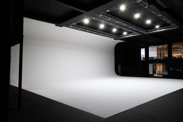 Studio 01 at Big Sky Studios London, a large white infinity cove under a lighting rig