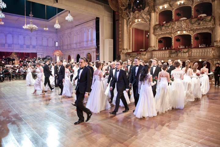 Opening of the Opernredoute ball in the Graz Opera house, debutante pairs crossing the parquet under the chandeliers, Joël Hainzl at the front left